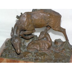 Bronze sculpture ‘ Doe and her fawn’. at  Moinat SA  – Antiques and decorative items
