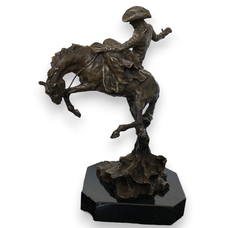 Cowboy sur son cheval en bronze