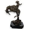 Cowboy sur son cheval en bronze