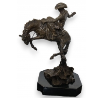 Cowboy sur son cheval en bronze
