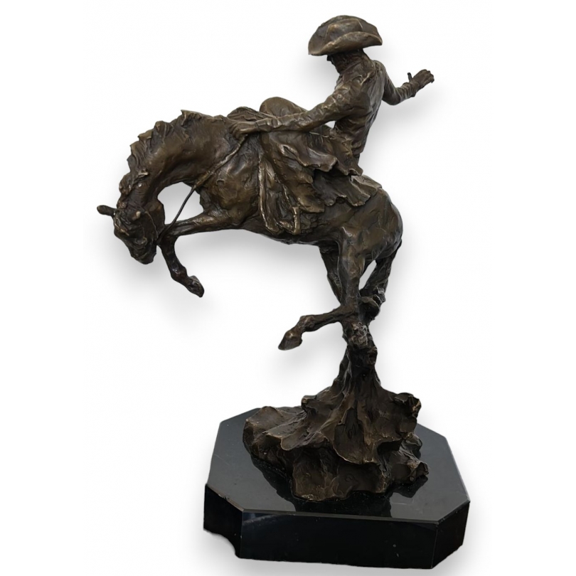 Cowboy sur son cheval en bronze