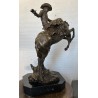 Cowboy sur son cheval en bronze