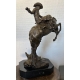 Cowboy sur son cheval en bronze