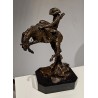 Cowboy sur son cheval en bronze