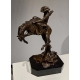 Cowboy sur son cheval en bronze