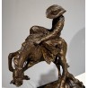 Cowboy sur son cheval en bronze