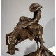 Cowboy sur son cheval en bronze