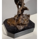 Cowboy sur son cheval en bronze