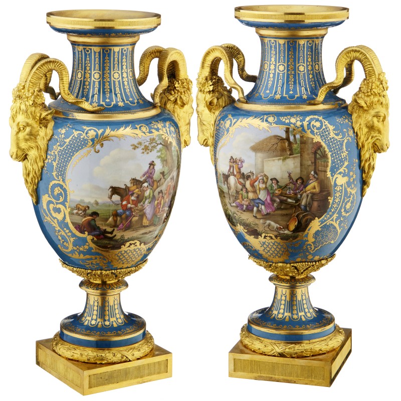 Paire de vases avec anses têtes de bouc
