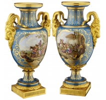 Paire de vases avec anses têtes de bouc