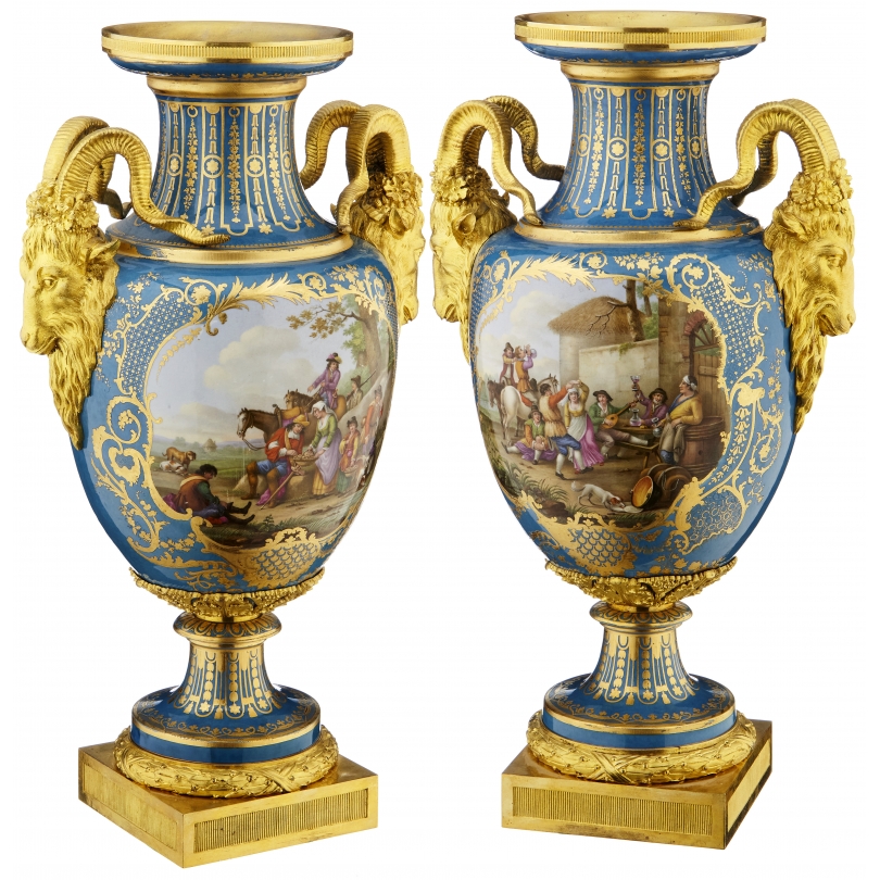 Paire de vases avec anses têtes de bouc