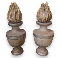 Paire de flammes en bois sculpté, laqué doré.