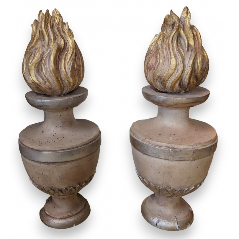 Paire de flammes en bois sculpté, laqué doré.