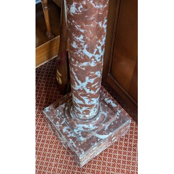 Colonne en marbre rouge