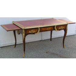 Louis XV-style writing desk. Available from Moinat SA – Antiques and home décor