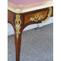 Louis XV-style writing desk. Available from Moinat SA – Antiques and home décor