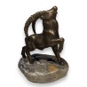 Bouquetin en bronze sur une pierre