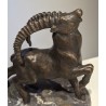 Bouquetin en bronze sur une pierre