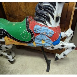 Cheval de manège peint.