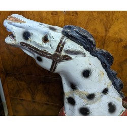 Cheval de manège peint.