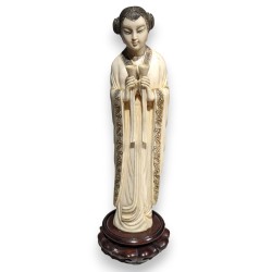 Okimono en ivoire \"Geisha\"