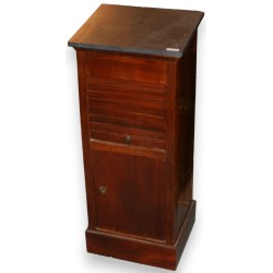 Table de chevet Directoire avec portes à rideaux.