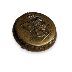 Boite ronde en laiton repoussé \"Peintre\"
