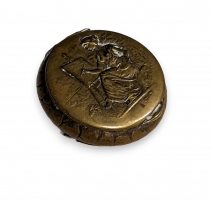 Boite ronde en laiton repoussé "Peintre"
