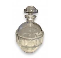 Carafe en verre moulé