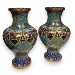 Paire de vases cloisonnés décor de visages