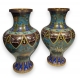 Paire de vases cloisonnés décor de visages