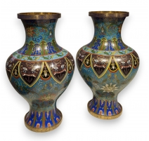 Paire de vases cloisonnés décor de visages