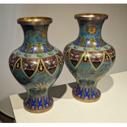 Paire de vases cloisonnés décor de visages