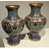 Paire de vases cloisonnés décor de visages