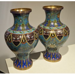 Paire de vases cloisonnés décor de visages