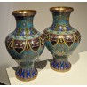 Paire de vases cloisonnés décor de visages