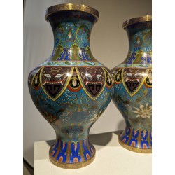 Paire de vases cloisonnés décor de visages