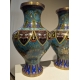 Paire de vases cloisonnés décor de visages