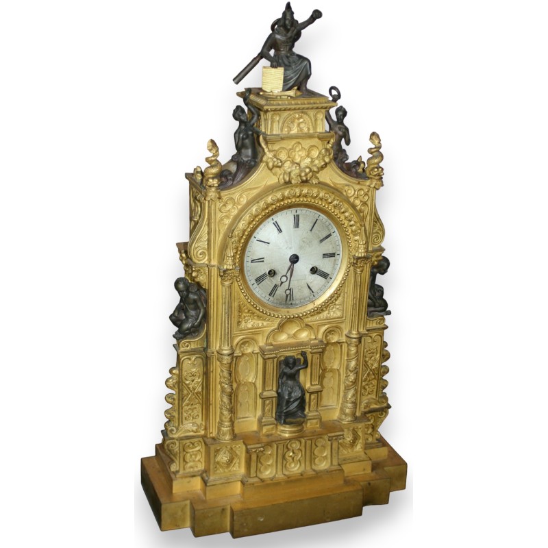  Pendule Néo Gothique. sur  Moinat SA  - Antiquités décoration