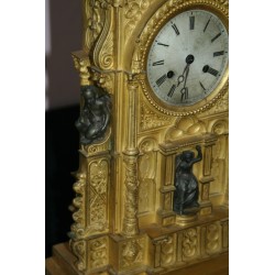  Pendule Néo Gothique. sur  Moinat SA  - Antiquités décoration