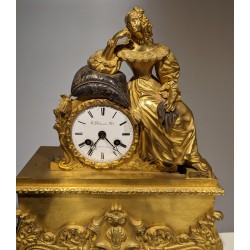 Elegant ‘Empire’ Court Clock in gilded bronze