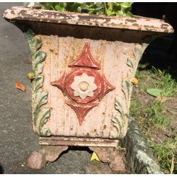 Blumenkasten aus lackiertem Gusseisen mit ägyptischem Dekor. Bei  Moinat SA  – Antiquitäten und Dekoration