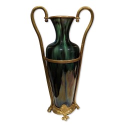 Vase en porcelaine irisée avec montures en laiton
