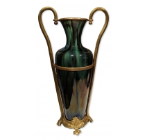 Vase en porcelaine irisée avec montures en laiton
