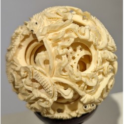 Boule de Canton en ivoire sculpté