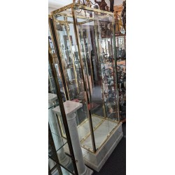 Vitrine en laiton 2 portes socle faux marbre