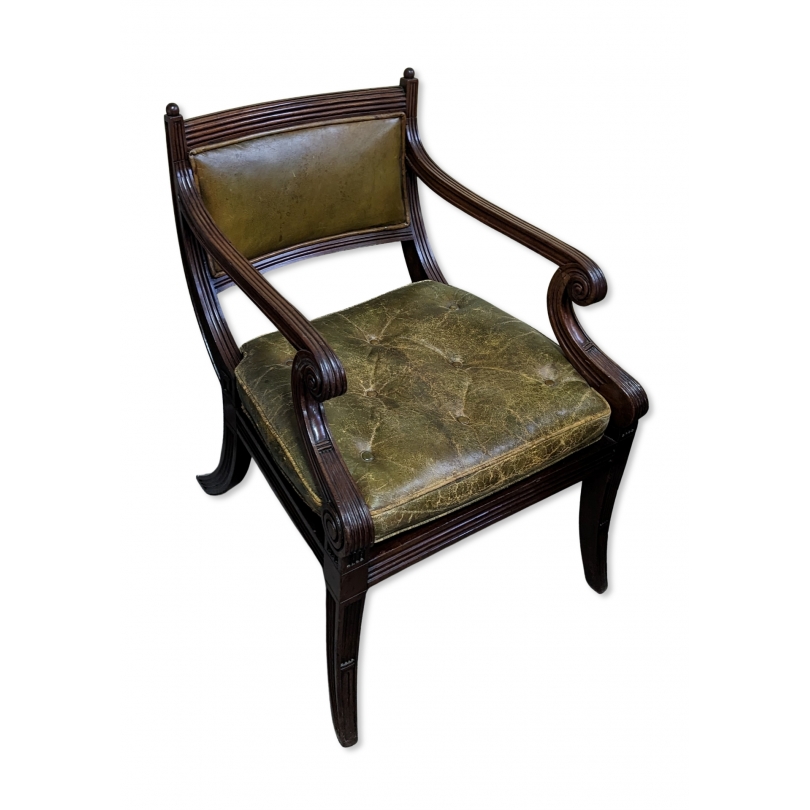 Fauteuil anglais en acajou et cuir vert