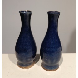  Paire de vases en grès coloris bleu sur  Moinat SA  - Antiquités décoration