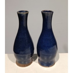  Paire de vases en grès coloris bleu sur  Moinat SA  - Antiquités décoration
