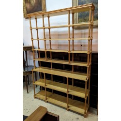Shelf with fluted columns